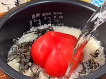 塩昆布とトマトを丸ごと入れてご飯を炊くと？「子供が完食した」「おいしすぎ」