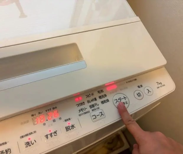 洗濯機のボタンを押す様子（撮影：grapeライフハック編集部）