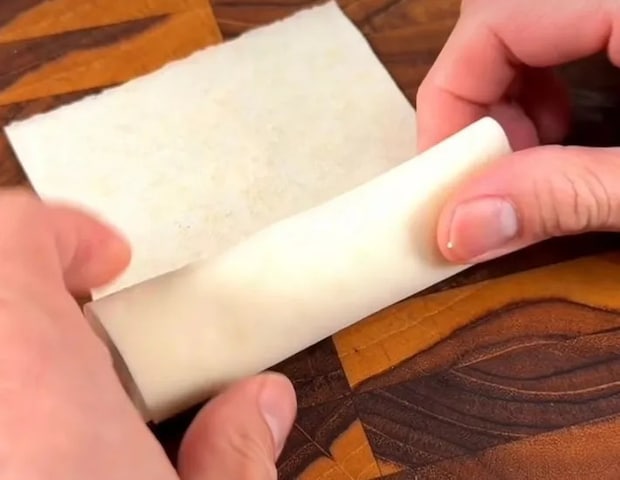 春巻きの皮を巻いている画像