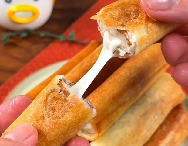 チーズを伸ばしているちくチー春巻きの画像