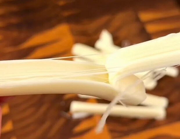 チーズを割いてる画像