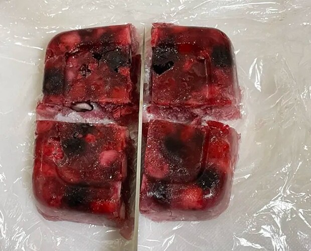 ゼリーをカットする写真（撮影：grapeフード編集部）