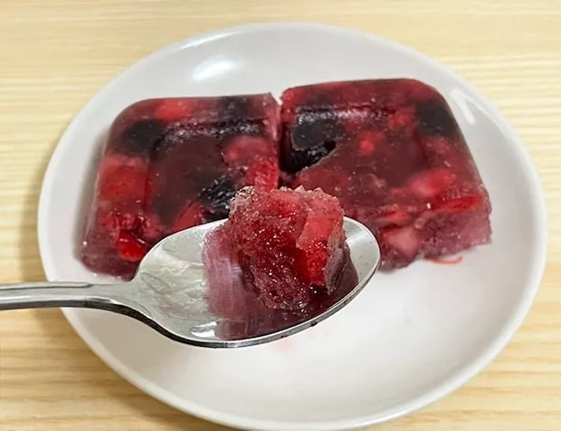 冷凍ゼリーを食べる写真（撮影：grapeフード編集部）