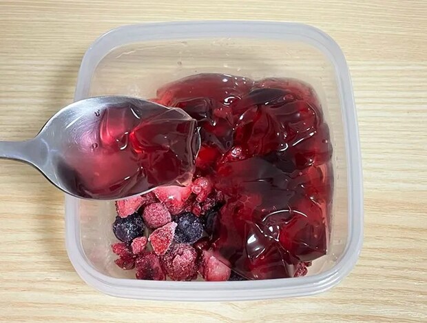 ゼリーを容器に入れる写真（撮影：grapeフード編集部）