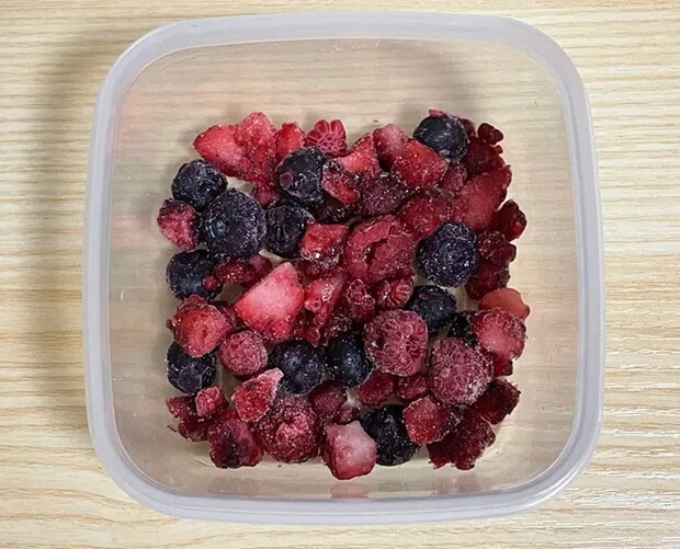 容器に冷凍ベリーを敷いた写真（撮影：grapeフード編集部）