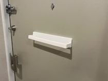 傘もスリッパも定位置ができた　セリアのタオルバーを玄関ドアに貼りつけてみたら「これは便利」