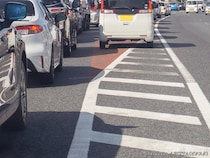 「入っちゃダメなんだっけ…」道路にある『ゼブラゾーン』は通行してもいいの？　弁護士に聞いた！