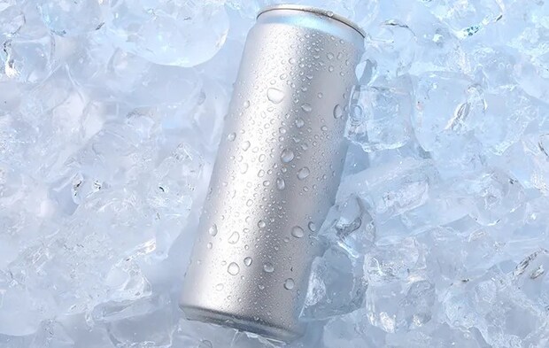 冷えた缶ビールの写真