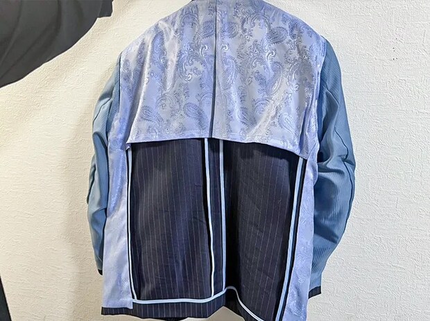 裏返しにしたジャケットの写真