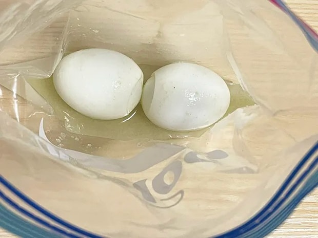 ジッパー袋にワサビとゆで卵を入れる写真（撮影：grapeフード編集部）