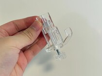 110円の『かもいフック』が玄関で活躍！　デッドスペースを生かせる収納テク3選