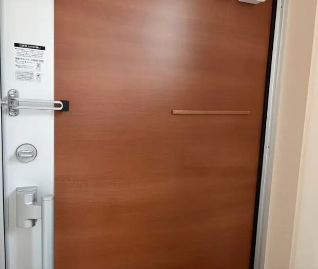 玄関に貼りつけた様子（撮影：grapeライフハック編集部）