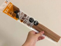 玄関ドアに『配線カバー』を貼るだけ！　110円で作れる『浮かせる収納』が便利すぎる