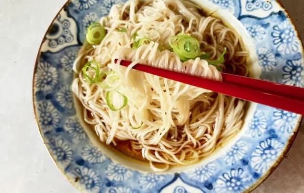 麺を持ち上げている画像（撮影：エニママ）