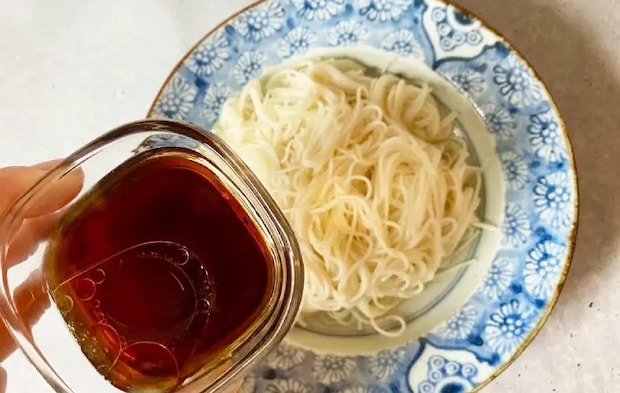 そうめんに調味料をかけている画像（撮影：エニママ）