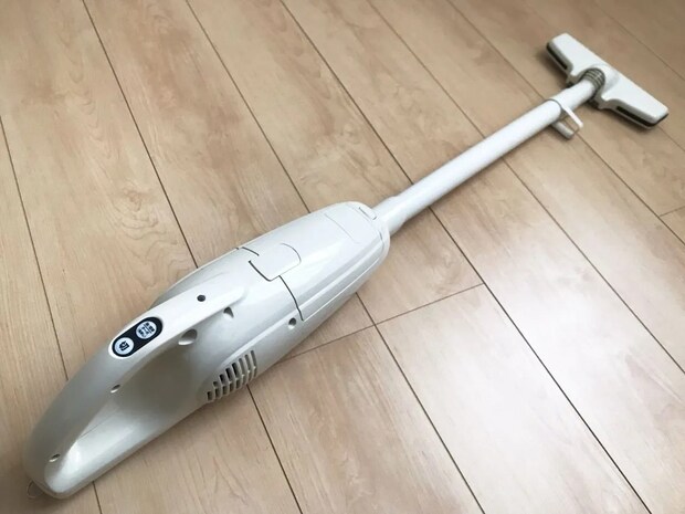 「掃除機をかける前に1枚入れるだけ」 ダストカップの髪の毛掃除が変わる裏技とは【掃除のコツ4選】