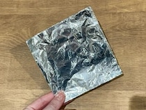 アルミホイルを2回折り畳んで…　容器に差すと「周りが汚れない」