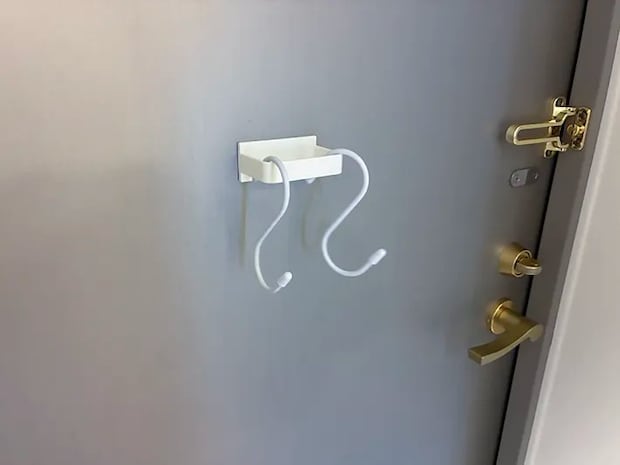 玄関に設置し、D型フックに掛けたS字フック（撮影：grapeライフハック編集部）