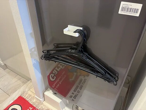 洗濯機につけたD型フックにかけたハンガー（撮影：grapeライフハック編集部）