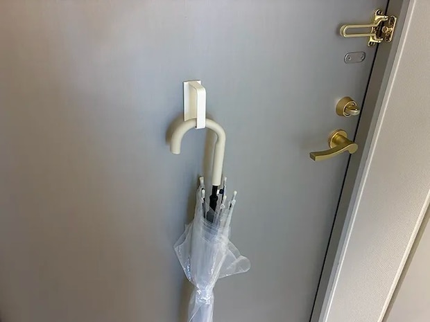 玄関でD型フックに掛けた傘（撮影：grapeライフハック編集部）