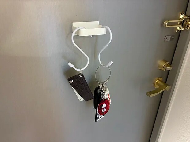 玄関のフックにかけた鍵（撮影：grapeライフハック編集部）