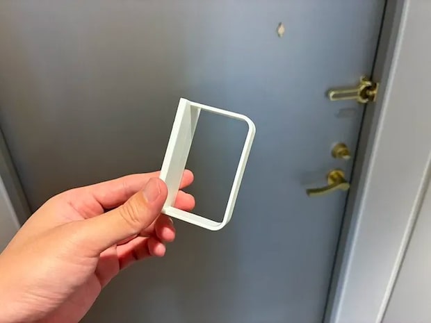 玄関で手にするD型フック（撮影：grapeライフハック編集部）