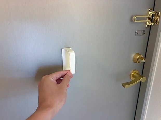 玄関で縦にD型フックを設置する場面（撮影：grapeライフハック編集部）