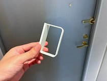 100均で見つけた『D型』のフック　玄関に貼るだけで「超便利！」