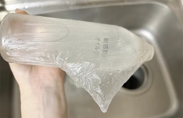 ボトルを袋に入れる写真（撮影：grapeライフハック編集部）