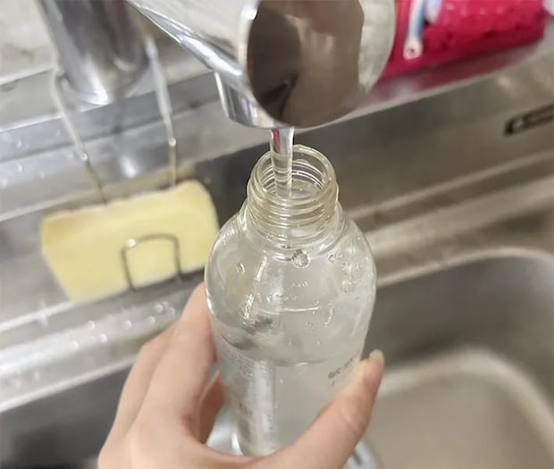 ボトルに水を入れる写真（撮影：grapeライフハック編集部）
