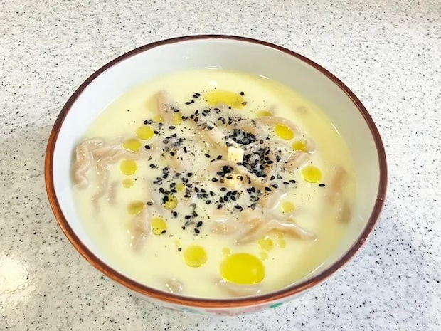 『冷やしコンポタラーメン』が完成した場面（撮影：grapeフード編集部）