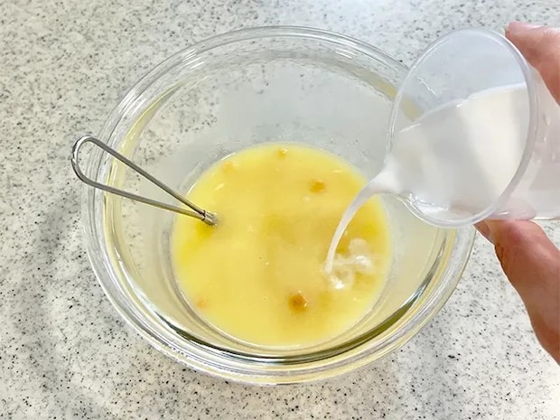 コーンスープの素と鶏がらスープの素をお湯で溶かし、牛乳を加えた場面（撮影：grapeフード編集部）
