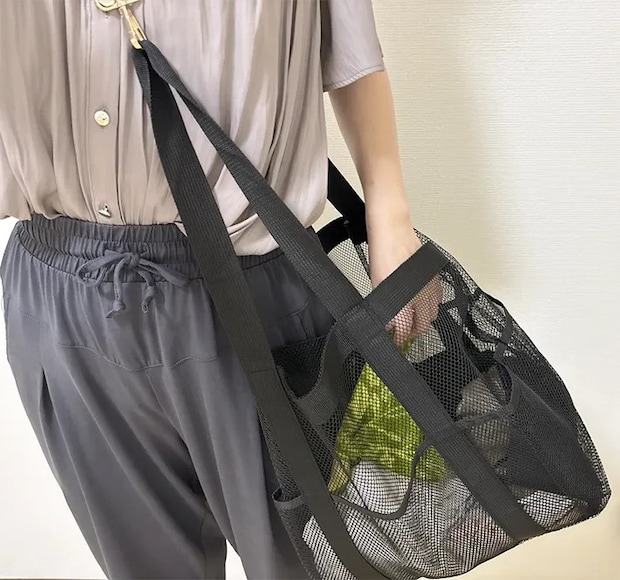 ショルダーストラップを装着した写真（撮影：grapeライフハック編集部）