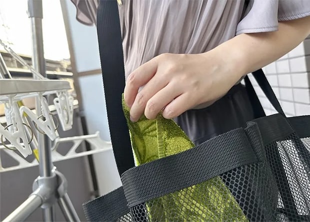 ショルダーバック化したメッシュバッグの写真（撮影：grapeライフハック編集部）