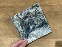 アルミホイルを2回折り畳んで…　容器に差すと「周りが汚れない」