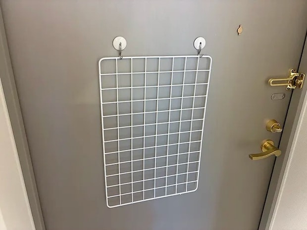 玄関でマグネットフックに引っかけたワイヤーネット（撮影：grapeライフハック編集部）