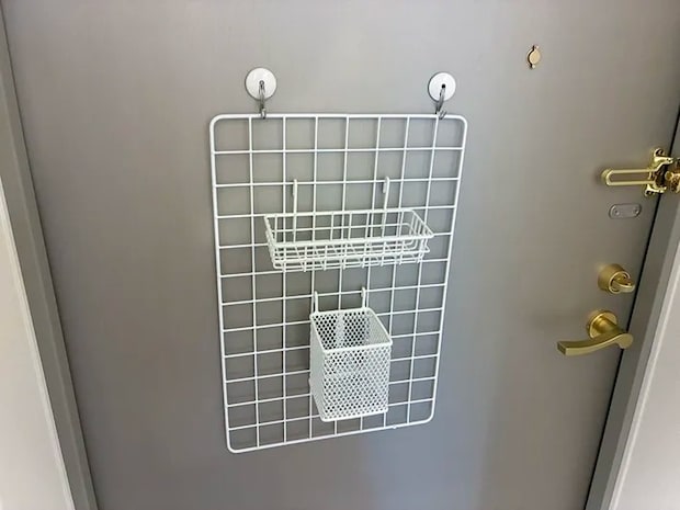 ワイヤーネットにかけた収納グッズ（撮影：grapeライフハック編集部）