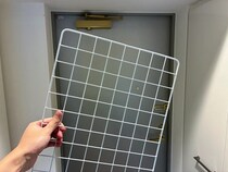 玄関にワイヤーネット1枚を設置！　1分で試せる便利な100均収納術が、こちら