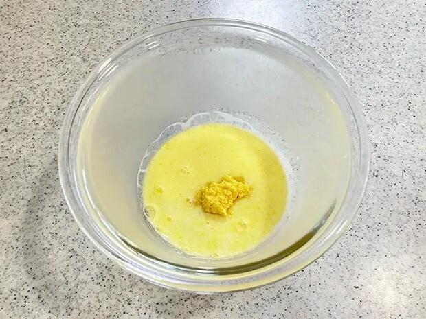 牛乳にコーンスープの素と鶏がらスープの素を加えた場面（撮影：grapeフード編集部）
