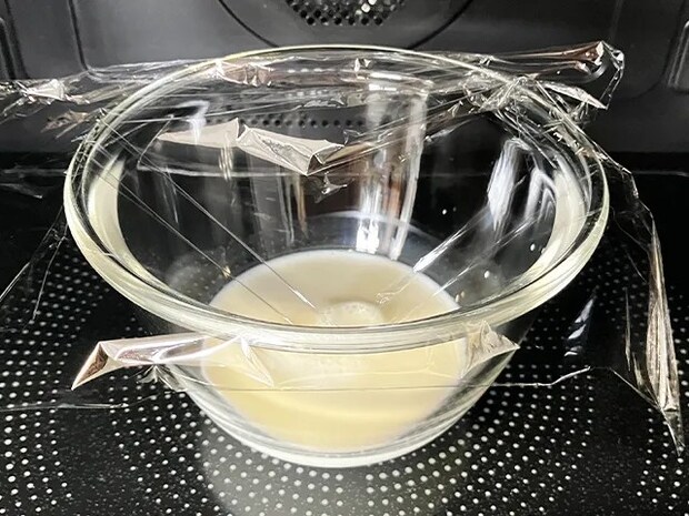 牛乳を温める場面（撮影：grapeフード編集部）