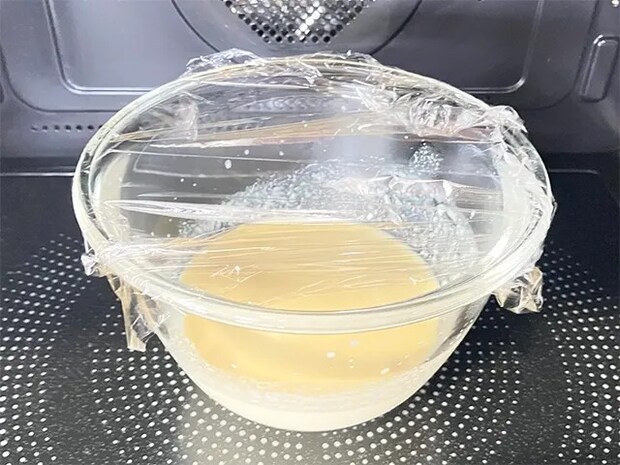 コーンスープに豆腐を合わせ、温める場面（撮影：grapeフード編集部）
