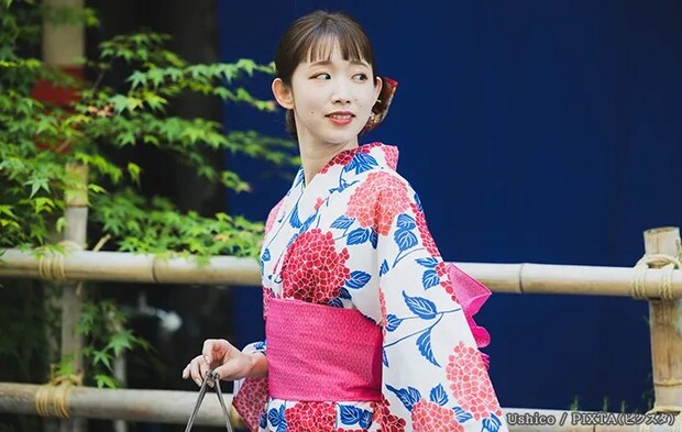 浴衣を着た女性の写真