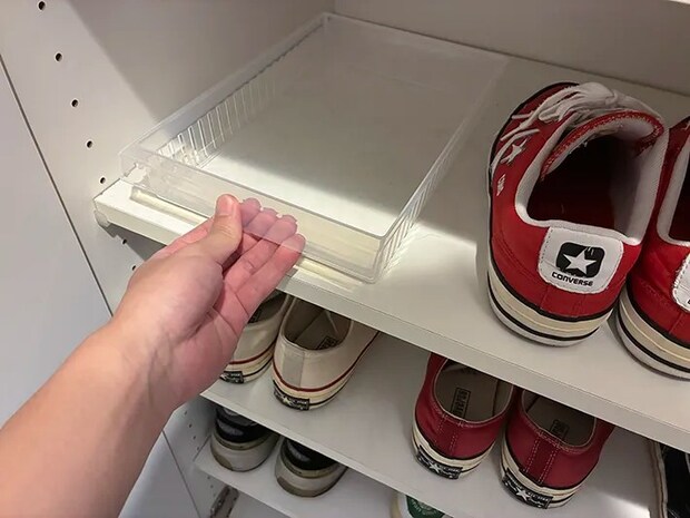 食品トレーを下駄箱に差し込む場面（撮影：grapeライフハック編集部）