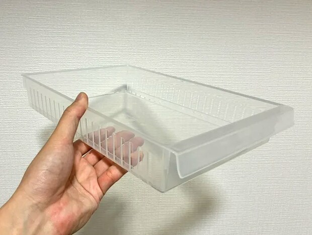 手で持った食品トレー（撮影：grapeライフハック編集部）