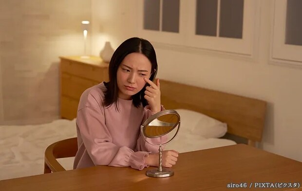 肌を気にする女性の写真