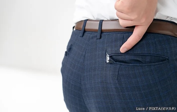 パンツのポケット横の破れの写真