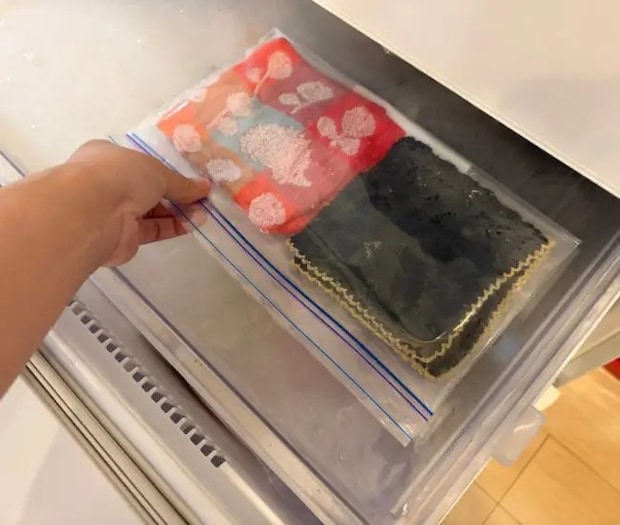冷凍庫にタオルを入れる様子（撮影：grapeライフハック編集部）