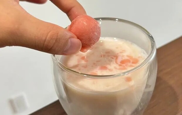 『アイスの実を牛乳に入れる』写真（撮影：キジカク）