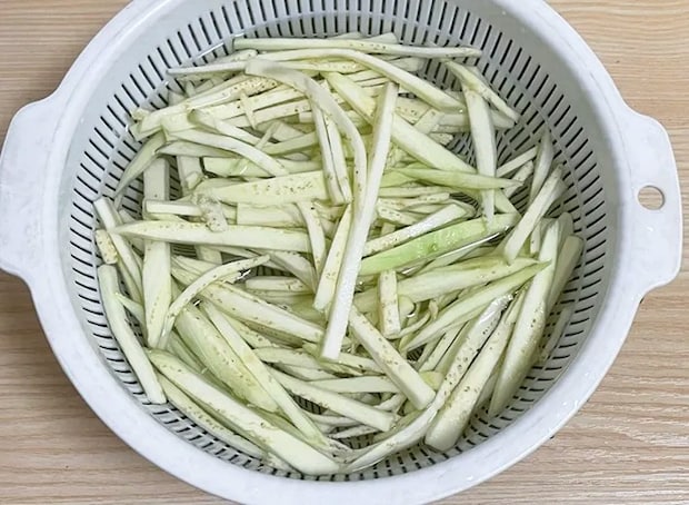千切りにしたナスを水に漬ける写真（撮影：grapeフード編集部）