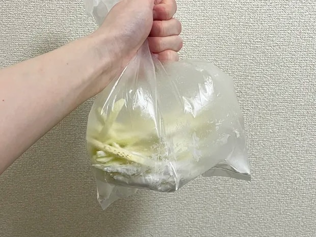 ナスと片栗粉を振り混ぜる写真（撮影：grapeフード編集部）